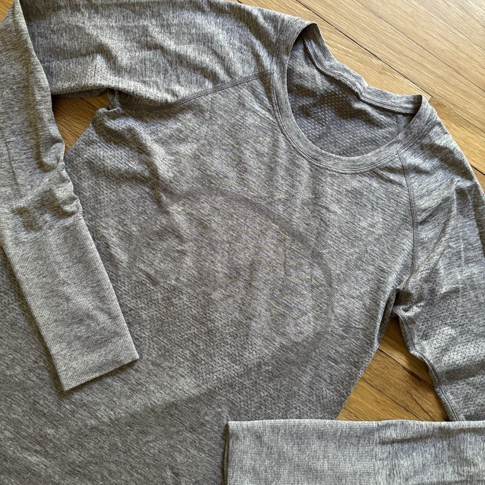 Lululemon Swiftly Shirt Womens 8 Gray Long Sleeve Thumb Holes Crew Neck Gym Run